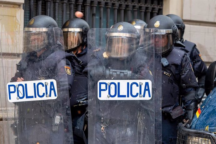 Archivo - Agentes de la Policía Nacional en un operativo en Barcelona