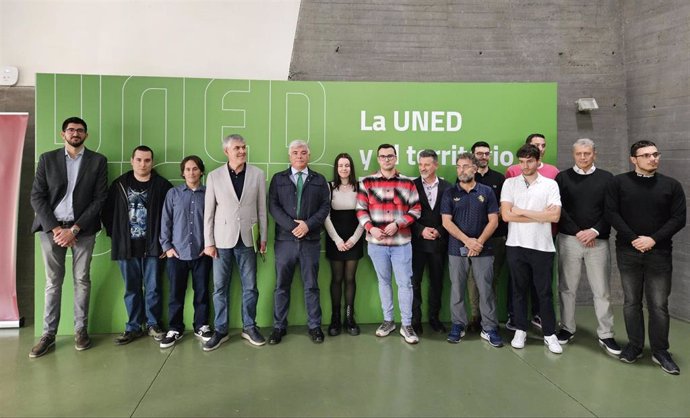 Los cuatro beneficiarios de las becas de Incibe y UNED posan junto a los representantes institucionales, tras el acto de entrega de las mismas este lunes en Ponferrada (León).