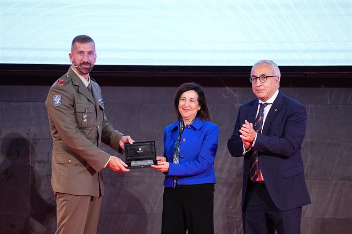 El deportista y medallista olímpico Carlos Arévalo; la ministra de defensa, Margarita Robles; y el presidente del COE, Alejandro Blanco, en un evento celebrado en la sede del COE en Madrid.