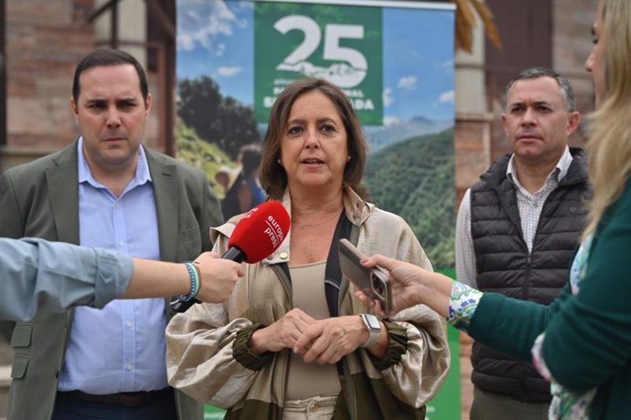 La consejera de Sostenibilidad y Medio Ambiente de la Junta de Andalucía, Catalina García, en el centro administrativo del Parque Nacional y Natural de Sierra Nevada, en Pinos Genil (Granada).