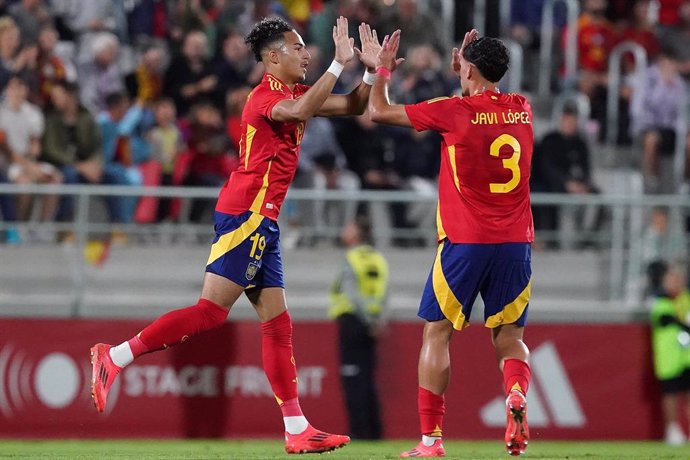 Los jugadores de la selección española sub-21 Mateo Joseph y Javi López celebran un gol.