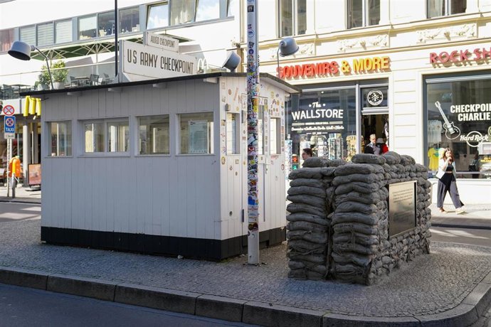 Archivo - El punto de control Charlie, conocido como Checkpoint Charlie y uno de los pasos fronterizos más conocidos de la Berlñin dividida, en Berlín-Friederichstrasse