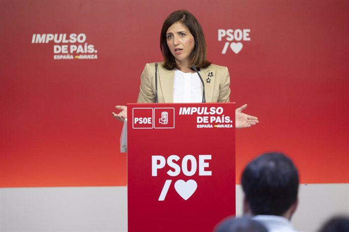 La portavoz del PSOE, Esther Peña, en una rueda de prensa en Ferraz