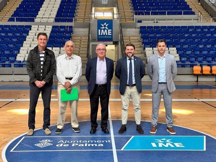 Las instalaciones deportivas municipales de Palma se unen a la campaña de la AECC de espacios libres de humo.