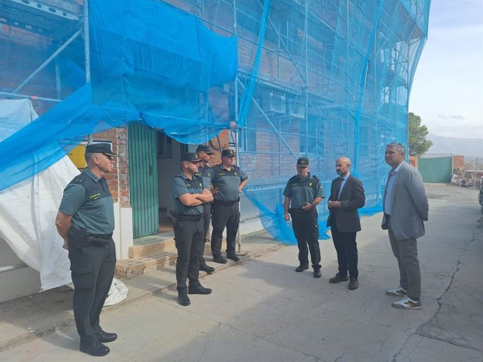 El subdelegado del Gobierno en Málaga, Javier Salas, visita las obras de reforma del cuartel de la Guardia Civil en Almáchar (Málaga).