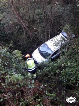 Intervención de bomberos en un accidente en El franco