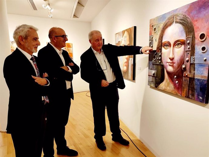 El vicepresidente de la institución provincial y diputado de Cultura, Manuel López Mestanza, junto a Francisco Cabrera, comisario de la exposición, durante una visita a esta muestra de Fernando Núñez.