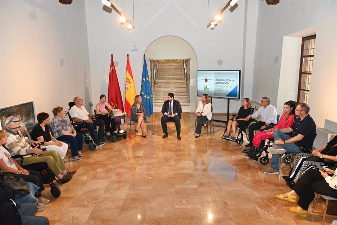 El presidente de la Comunidad, Fernando López Miras, recibió hoy a la presidenta de la Asociación ELA Región de Murcia, Elisa Motellón, acompañada de usuarios y familiares de pacientes con esclerosis lateral amiotrófica.