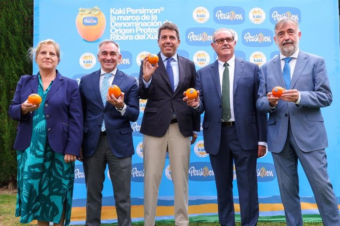 Presentación de la campaña de promoción de la Denominación de Origen Kaki Ribera del Xúquer. Asisten el 'president' de la Generalitat, Carlos Mazón, y el conseller de Agricultura, Miguel Barrachina.