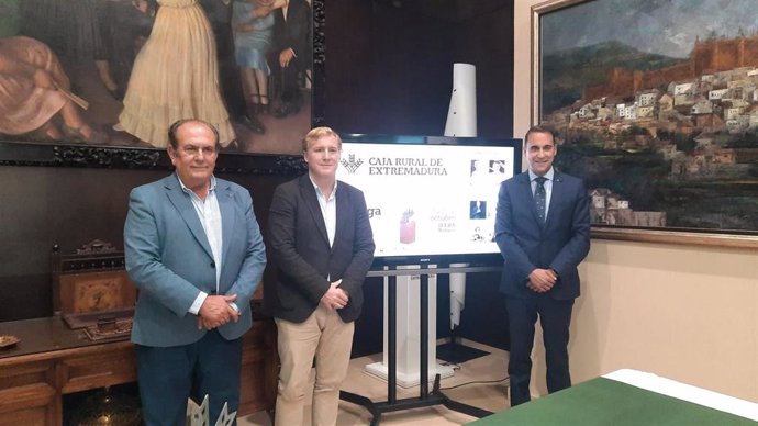 El presidente de Caja Rural de Extremadura, Urbano Caballo, y el alcalde de Badajoz, Ignacio Gragera, acompañados del director general de la citada entidad, Juan Palacios, en la presentación de la Feria Gastronómica Espiga.