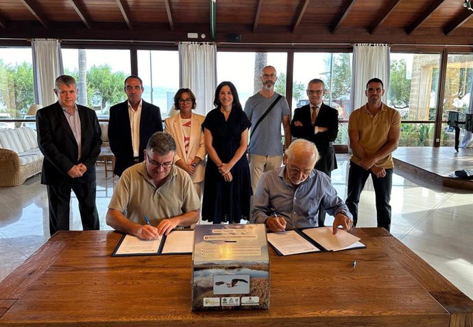 Firma del convenio para la preservación de s'Albufereta.