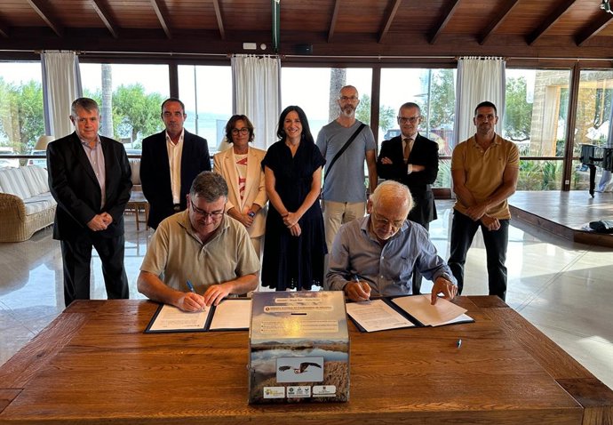 Firma del convenio para la preservación de s'Albufereta.