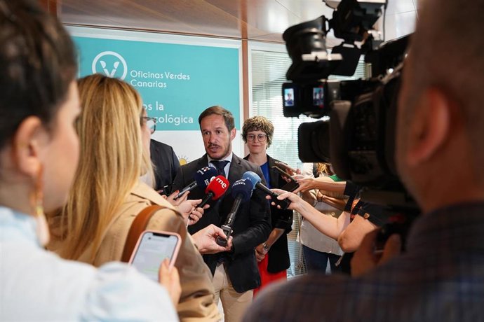 Archivo - El consejero de Transición Ecológica y Energía del Gobierno de Canarias, Mariano Hernández Zapata, atiende a los medios de comunicación  