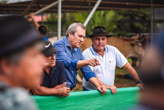 El consejero de Sector Primario del Cabildo de Tenerife, Valentín González, durante una visita a la Casa del Ganadero