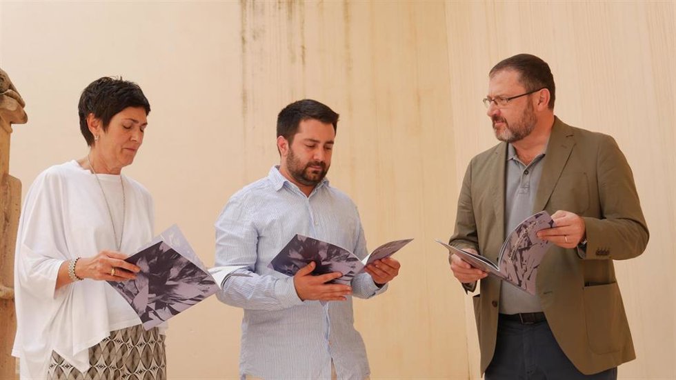 El director del IEB, Lloren Perelló, y el presidente de la OCB, Antoni Llabrés, en la presentación del material didáctico sobre Joan Alcover.