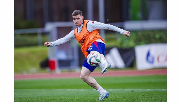 El futbolista Sergio Gómez (Real Sociedad), en un entrenamiento de la selección española en la Ciudad del Fútbol de Las Rozas.