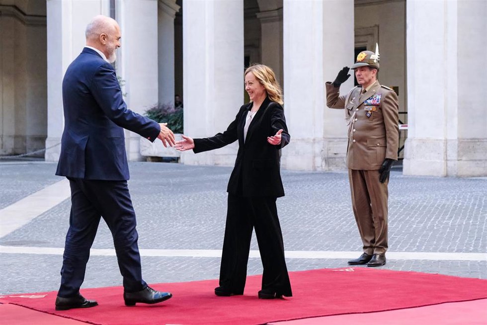 Archivo - La primera ministra de Italia, Giorgia Meloni, saluda a su homólogo de Albania, Edi Rama