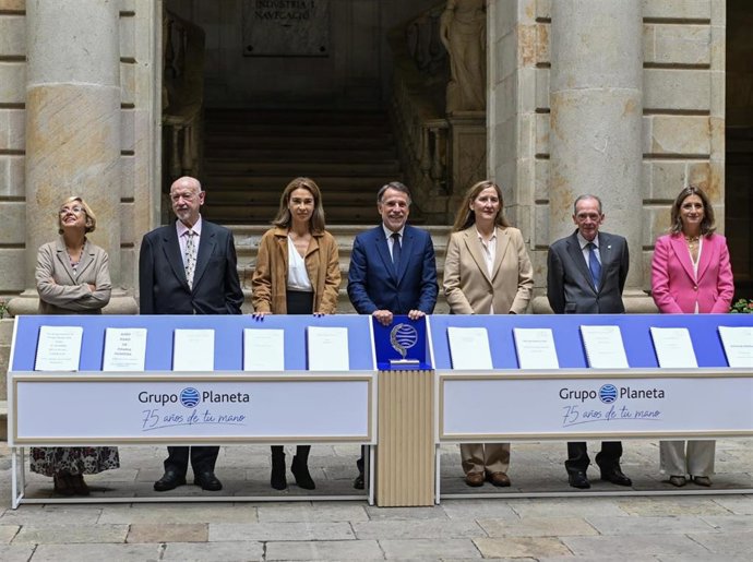 El jurado del Premio Planeta 2024 y el presidente del Grupo Planeta José Creuheras