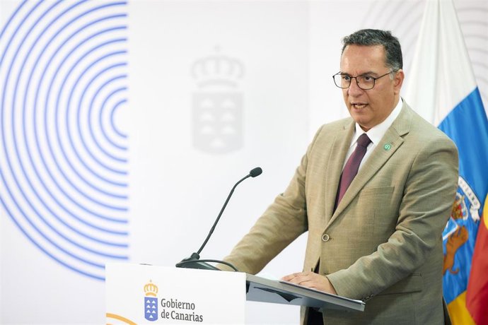Archivo - El consejero de Educación, Formación Profesional, Actividad Física y Deportes del Gobierno de Canarias, Poli Suárez