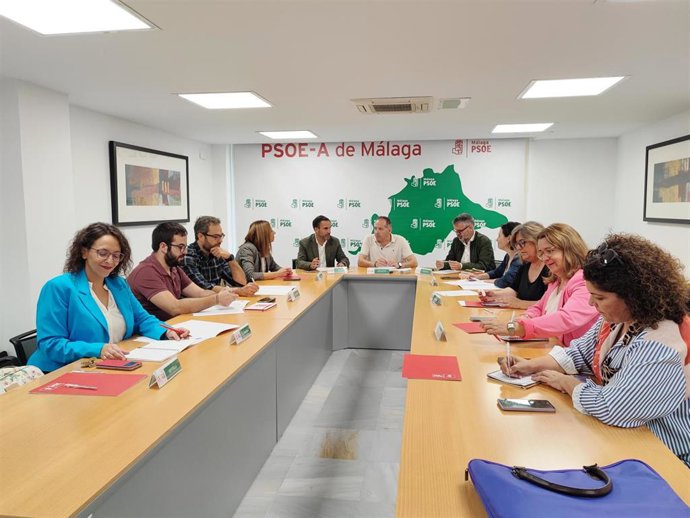 El secretario de Organización del PSOE malagueño, José Bernal, junto al secretario de organización del PSOE-A, Jacinto Viedma, y al secretario general del PSOE de Málaga, Daniel Pérez, en una reunión