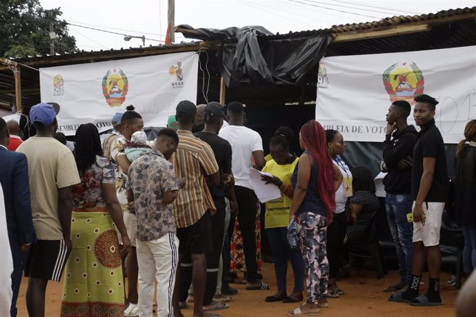 Un grupo de personas espera para votar en las elecciones en Mozambique en un colegio electoral en la capital, Maputo (archivo)