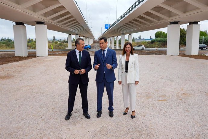 El presidente de la Junta de Andalucía, Juanma Moreno, la consejera de Fomento, Rocío Díaz, y el presidente de la Diputación y alcalde de La Rinconada, Javier Fernández.