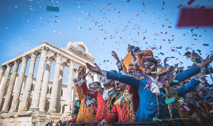 Archivo - Paco Vadillo, de azul, en una actuación junto al Templo de Diana.