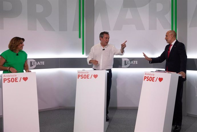 Archivo - Susana Díaz (i), Juan Espadas (c) y Luis Ángel Hierro (d) posan antes del debate entre los tres candidatos de las primarias del PSOE-A a 08 de junio del 2021 en Sevilla, Andalucía (Foto de archivo).