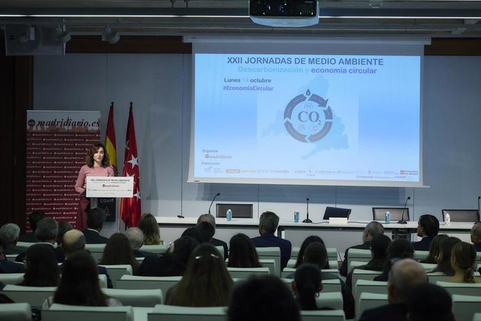 La presidenta de la Comunidad de Madrid, Isabel Díaz Ayuso, clausura el primer día de las XXII Jornadas de Medio Ambiente organizadas por Madridiario, a 14 de octubre de 2024, en Madrid (España). 