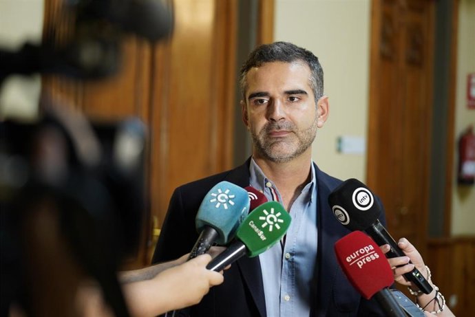 El consejero de Agricultura, Pesca, Agua y Desarrollo Rural de la Junta de Andalucía, Ramón Fernández-Pacheco, atiende a los medios en Almería.