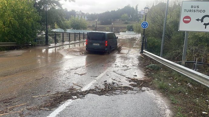 Vista de una balsa de agua en la rotonda de acceso a Setenil debido a las fuertes lluvias registradas.