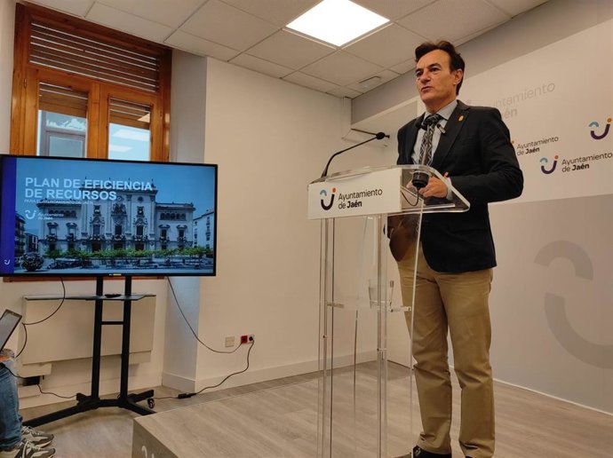 El alcalde de Jaén, Agustín González, durante la rueda de prensa de presentación del plan de eficiencia