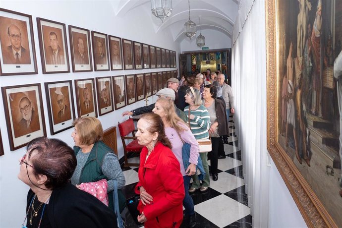 Usuarios del Centro de Mayores de Ahigal visitan el Palacio de la Diputación Provincial en Cáceres