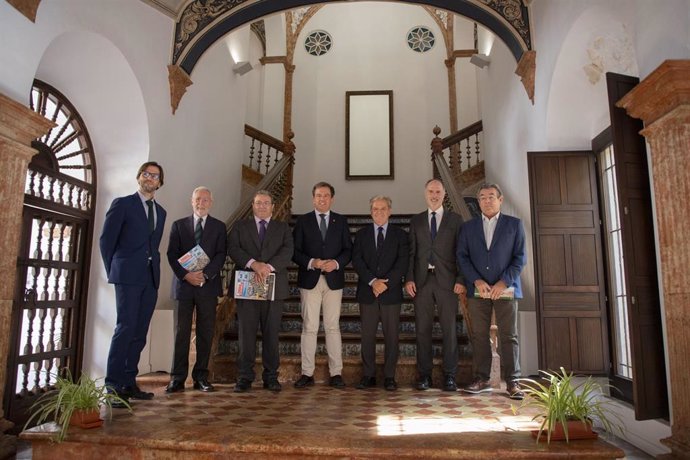 El presidente de la Diputación de Córdoba, Salvador Fuentes (tercero por la izda.), durante su visita a Lucena.