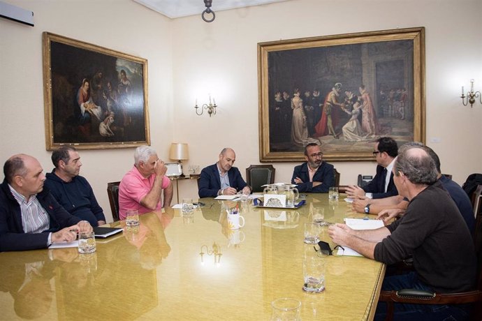 Reunión del presidente de la Diputación de Cáceres, Miguel Ángel Morales, con representantes del sector apícola de la provincia