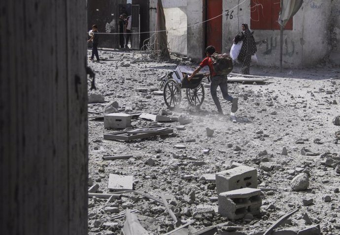 October 8, 2024, Gaza City, The Gaza Strip, Palestine: A Palestinian kid flees the area with some of his belongings after an Israeli army attack on Salah al-Din School in Gaza City.