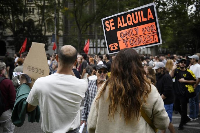 Varias personas durante una manifestación para denunciar el precio de los alquileres, en Madrid