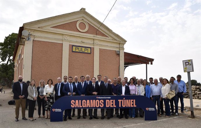 Miembros y simpatizantes del movimiento 'Quiero corredor' se concentra en Pulpí (Almería).