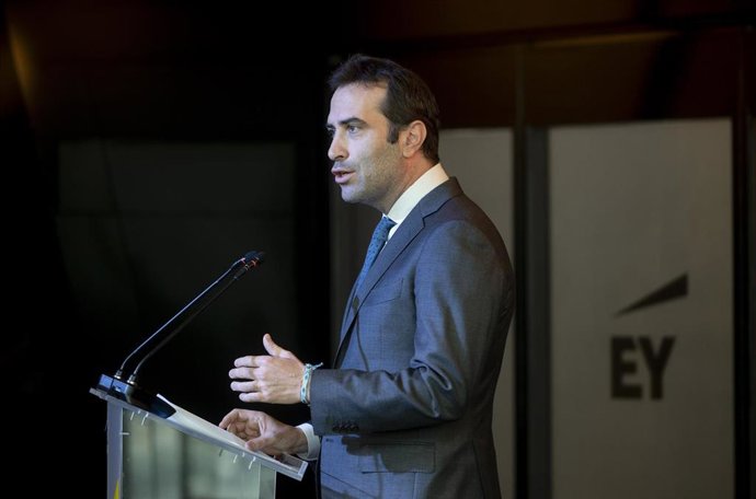 El ministro de economía, Carlos Cuerpo, interviene en una presentación en la Cúpula de Torre Azca, a 14 de octubre de 2024, en Madrid (España).