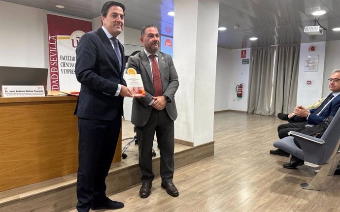 El director del Área de Personas de Caja Rural del Sur, Luis Fernando Rodríguez, recibe el galardón.