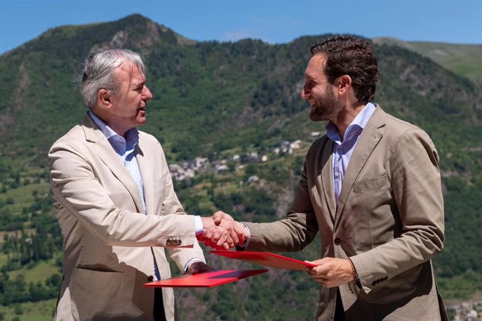 Los presidentes del Gobierno de Aragón, Jorge Azcón, y de la DPH, Isaac Claver, en la presentación del protecto.