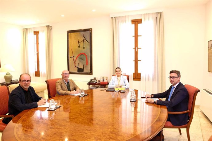 El secretario general de CCOO, José Luis García, la presidenta del Govern, Marga Prohens, y el vicepresidente del Govern y conseller de Economía, Hacienda e Innovación, Antoni Costa