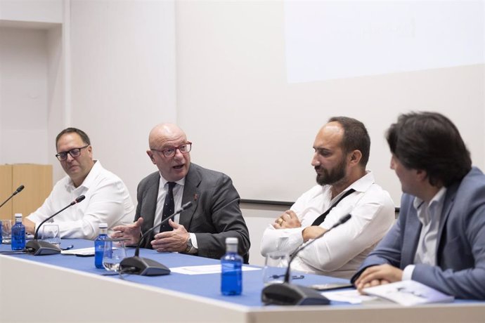 Bruno Miguel Jiménez, autor de los materiales didácticos; el consejero de Educación, Carlos Gimeno; el nieto de Juan Ramón Hernández, cuyo libro también se ha presentado, y Ricardo Hernández, coordinador de la Federación de Asociaciones Gitanas Gaz Kaló