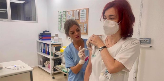 Vacunación de gripe en trabajadores sanitarios, esta mañana en el Hospital Universitario Miguel Servet.