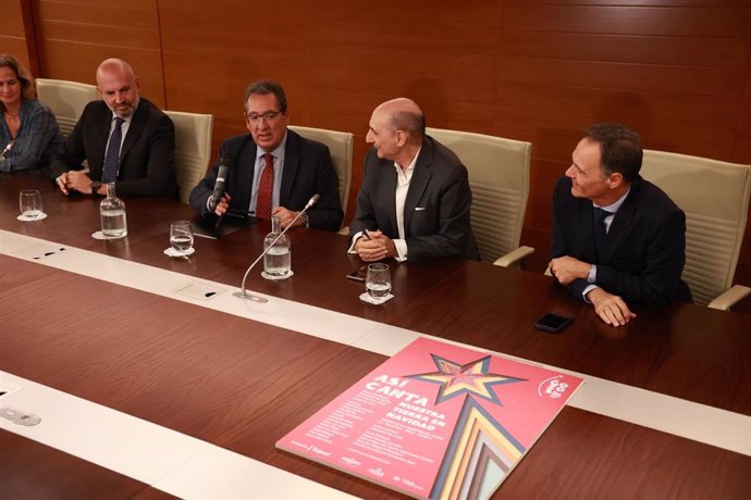 El presidente de la Fundación Cajasol, Antonio Pulido, entre el delegado de Fiestas Mayores y el productor Manuel Marvizón, en la presentación del concierto 'Así canta nuestra tierra en Navidad'. 