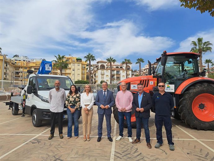 El presidente de la Diputación de Málaga, Francisco Salado, ha presentado los dos nuevos vehículos adquiridos junto con el presidente de la Mancomunidad de Municipios de la Costa del Sox Axarquía, Jorge Martín, y otros representantes de la institución.