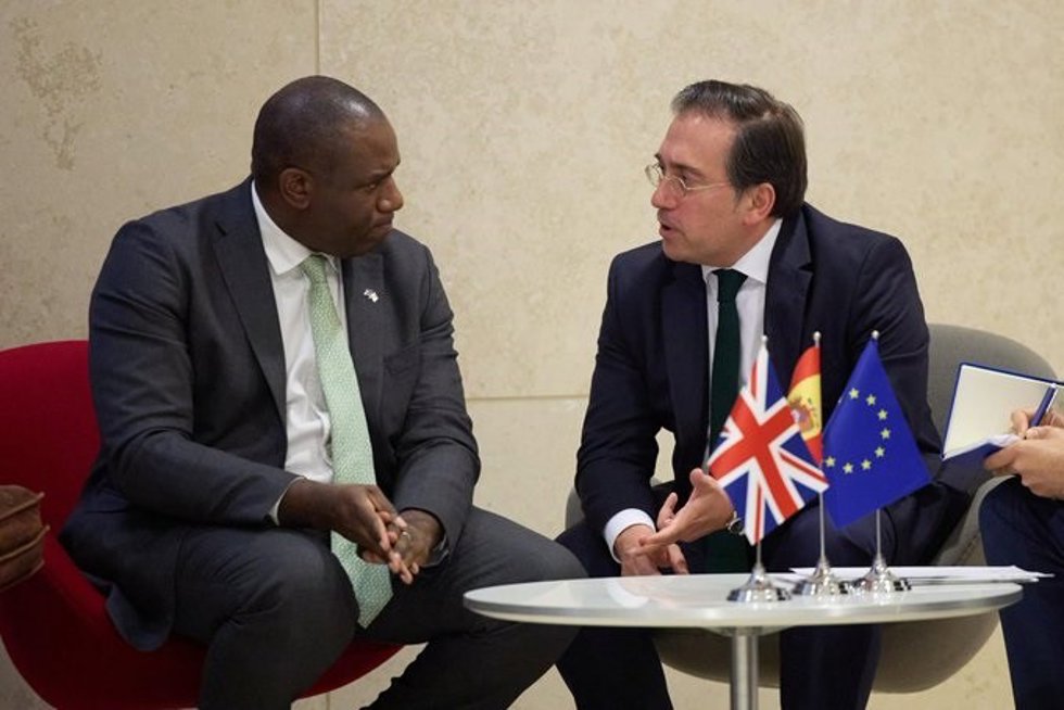 El ministro de Asuntos Exteriores, José Manuel Albares, y su homólogo británico, David Lammy, durante su reunión en Luxemburgo
