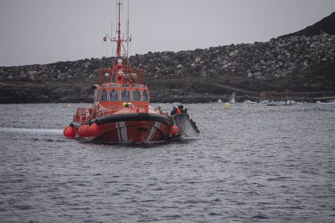 Archivo - Un barco de Salvamento Marítimo rescata a varios migrantes en un cayuco a su llegada al puerto de La Restinga, a 27 de agosto de 2024, en El Hierro, Canarias (España).