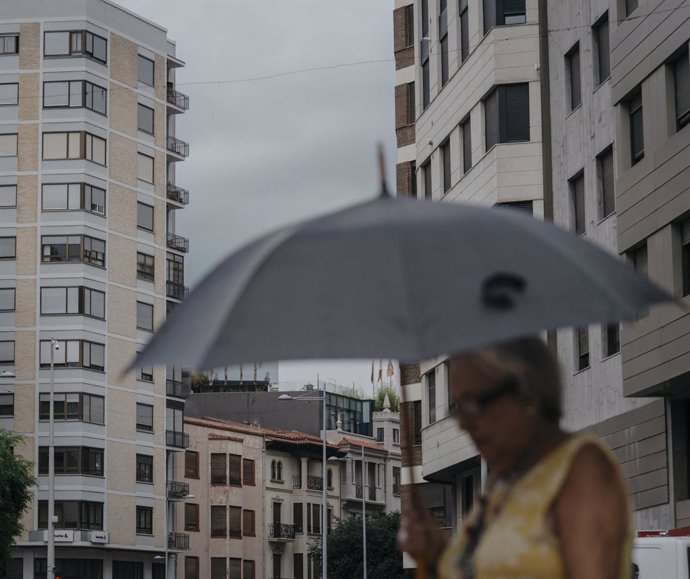 Archivo - Arxiu - Una dona camina baix la pluja, a 2 de setembre del 2023, a Castelló