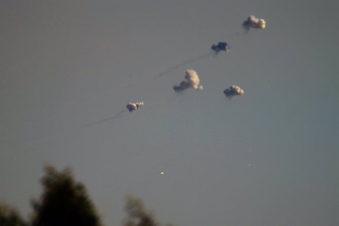 Archivo - HOULA, June 3, 2024  -- This photo taken on June 2, 2024 shows Israeli Iron Dome anti-missile system intercepting Hezbollah rockets over Houla in Lebanon. TO GO WITH "2 killed in Israeli airstrike on Lebanese village"